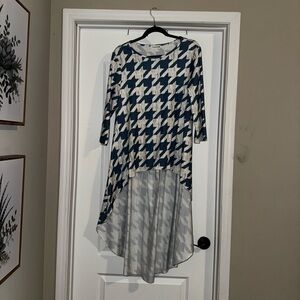 Stylish Blue and White Houndstooth blouse